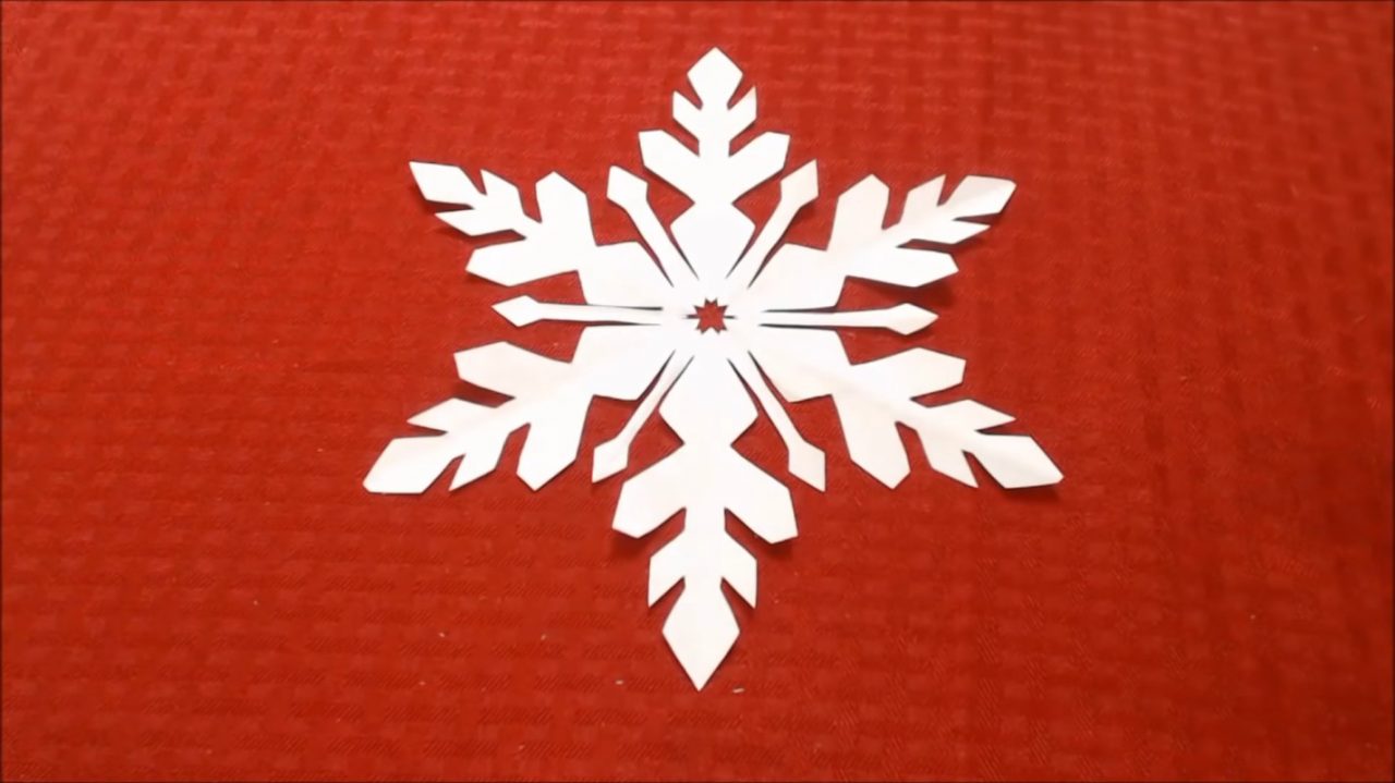 Простая снежинка из бумаги