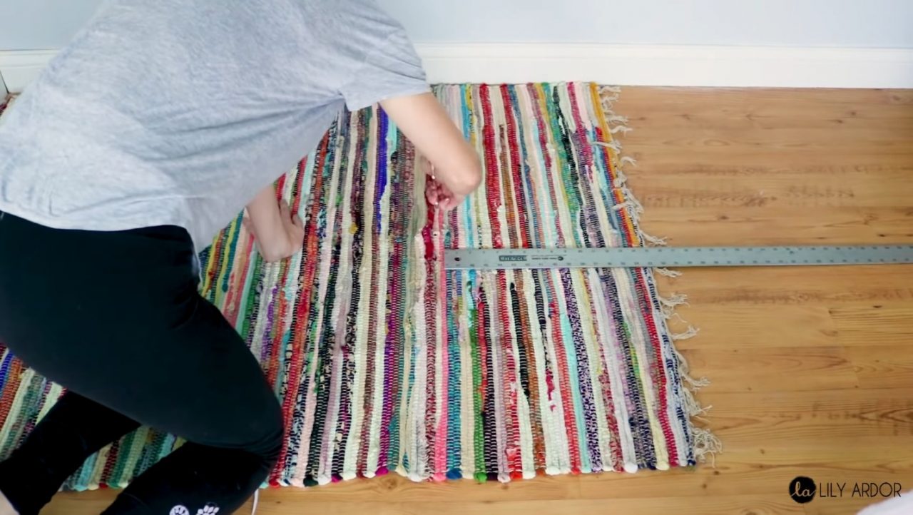 Пуфик с откидной крышкой из пластикового ведра