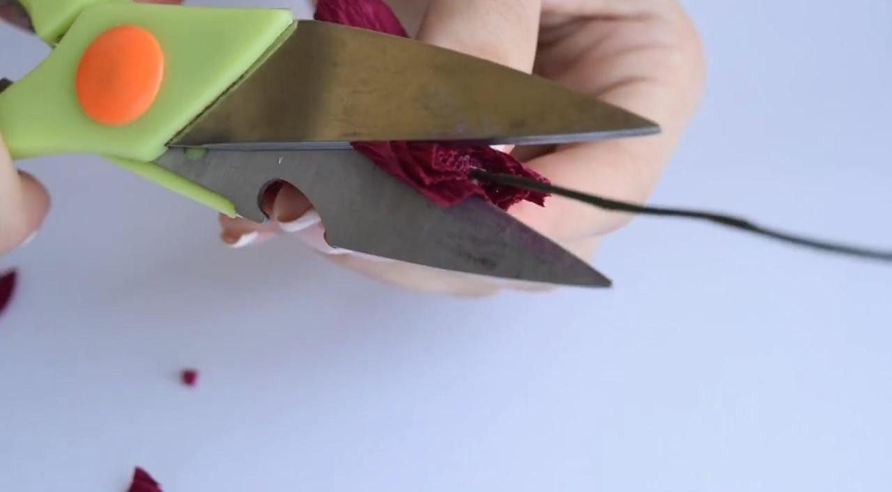 Складываем розочки из гофрированной бумаги