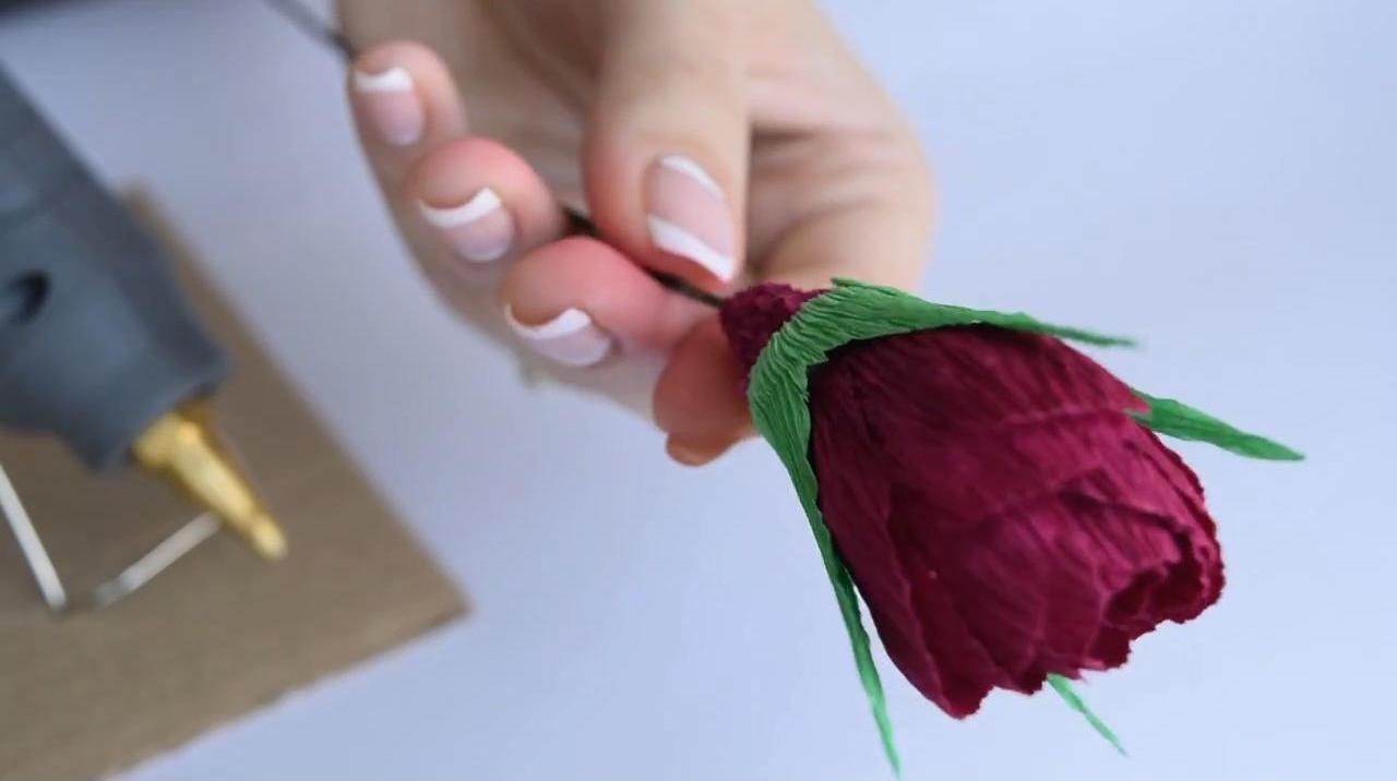 Складываем розочки из гофрированной бумаги