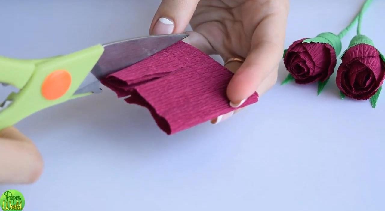 Складываем розочки из гофрированной бумаги