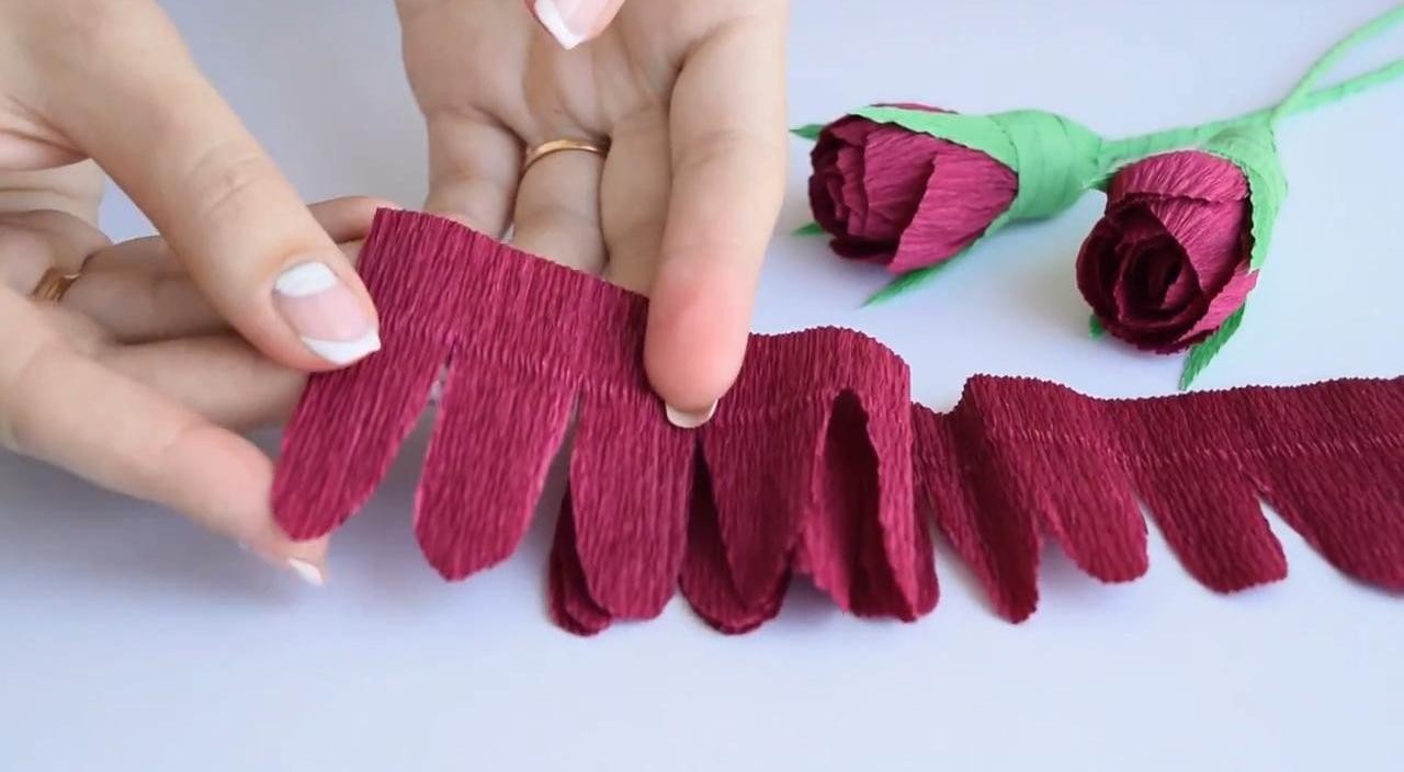 Складываем розочки из гофрированной бумаги