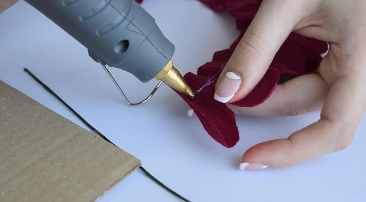 Складываем розочки из гофрированной бумаги