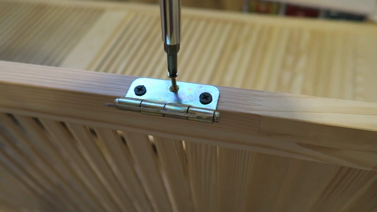 Деревянная ширма-перегородка из простых материалов