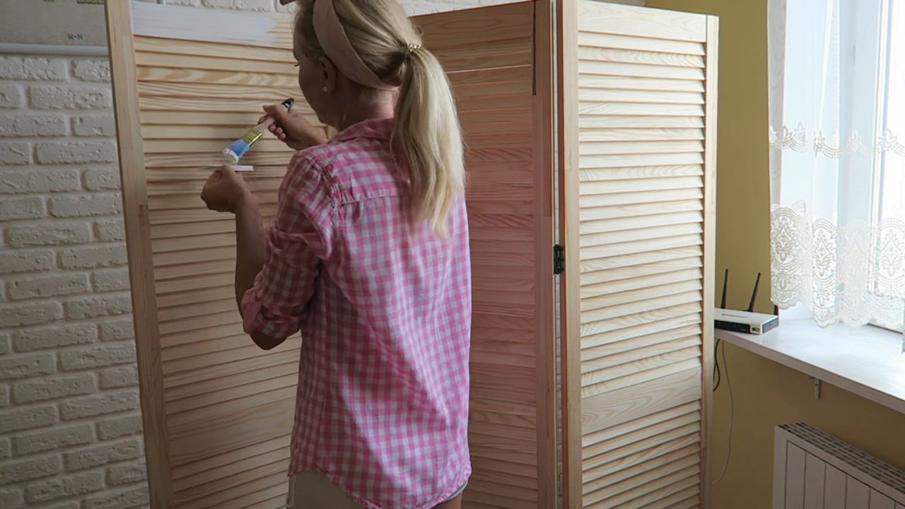 Деревянная ширма-перегородка из простых материалов