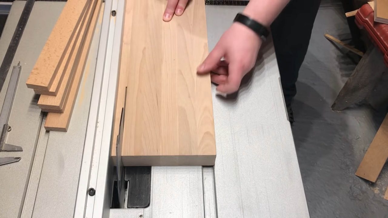 Удобная и стильная деревянная хлебница своими руками